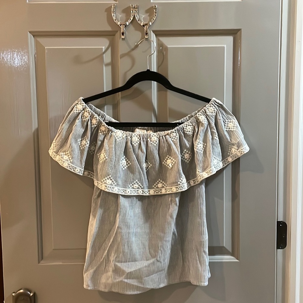 Nice on or off the shoulder summer top. Looks great with white pants.